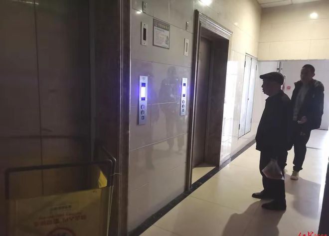 停运无钱维修上百住户挤一部电梯回应尊龙人生就是博绝望！28楼高层电梯(图3)
