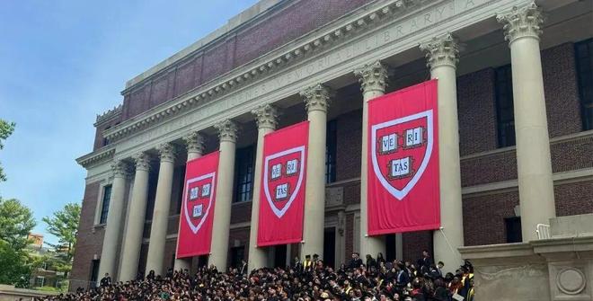 上首位在哈佛毕业演讲的中国女生震撼全场尊龙凯时app网站哈佛战胜川普这天史(图5)