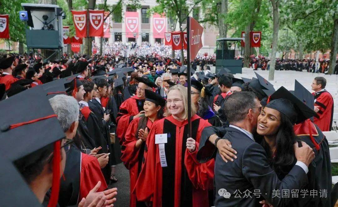 的中国女生蒋雨融来自青岛英高毕业本科就读于杜克尊龙凯时app震撼全场！史上首位在哈佛毕业演讲(图4)